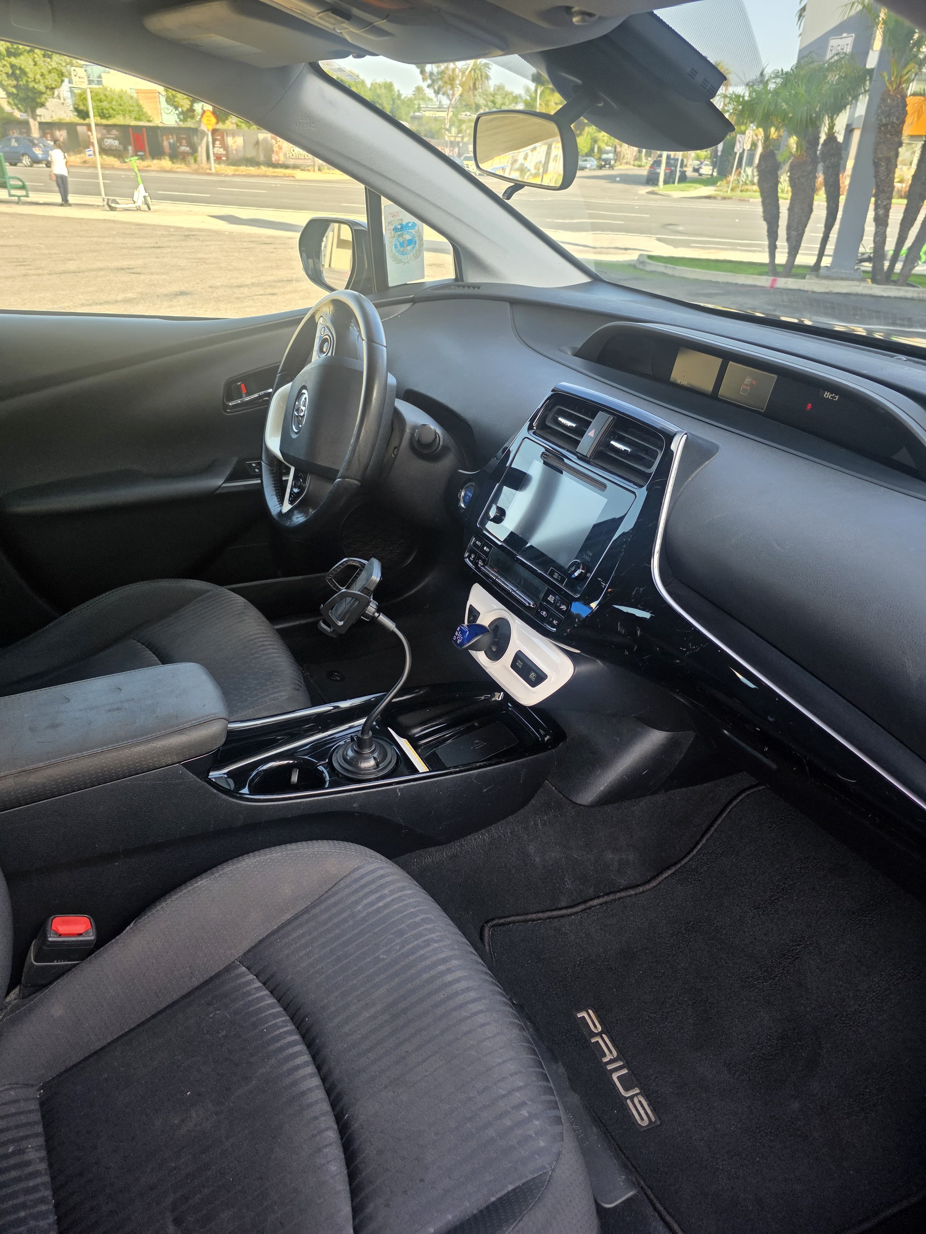 2018 Toyota Prius Three - Photo 8